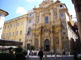 Sassi contro la chiesa di Santa Maria Maddalena: infranto il lucernario