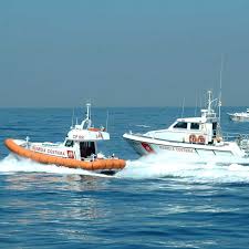 Barca con il motore in avaria a largo di Civitavecchia: salvati da una motonave canadese