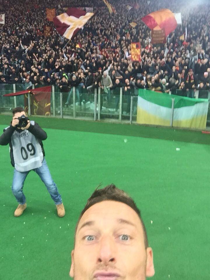 Derby show, Roma-Lazio finisce 2-2. Record con selfie per Totti: 