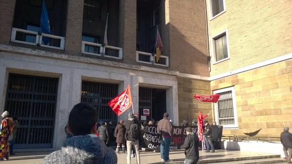 Casa, movimenti occupano gli uffici di via Petroselli: 