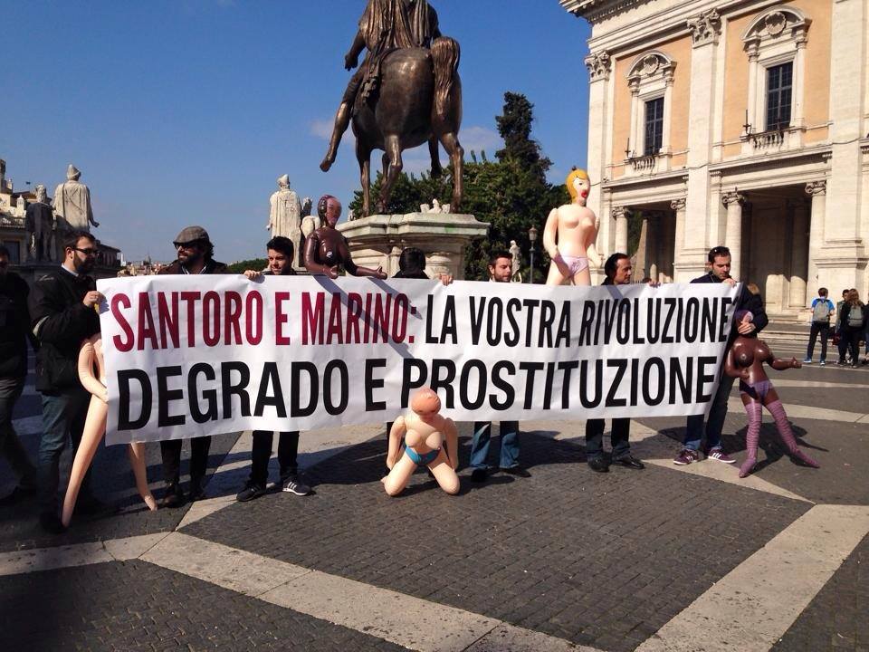 Prostituzione, flash mob di Forza Italia: al Campidoglio con bambole gonfiabili