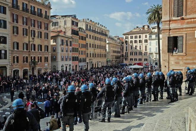 Roma-Feyenoord, guerriglia a piazza di Spagna: cariche della polizia, lancio di bottiglie nella barc...