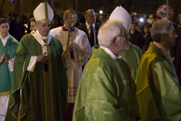 'Venite c'è un signore vestito di bianco', Papa Francesco visita un campo nomadi: 