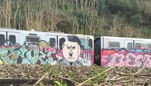 Atac, graffito di Hitler su un treno della Roma-Lido