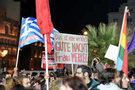 Grecia, in piazza contro l'austerity si canta 'Bella ciao'. Fumogeni e uova contro la sede Ue