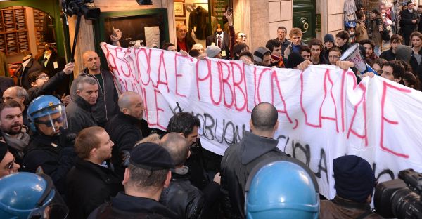 Studenti in piazza contro la scuola voluta da Renzi, tensione davanti la sede del Pd
