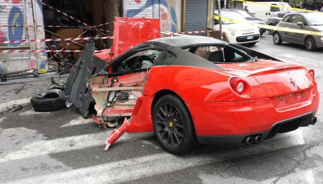 Ferrari contro un negozio in pieno centro: ferito il conducente