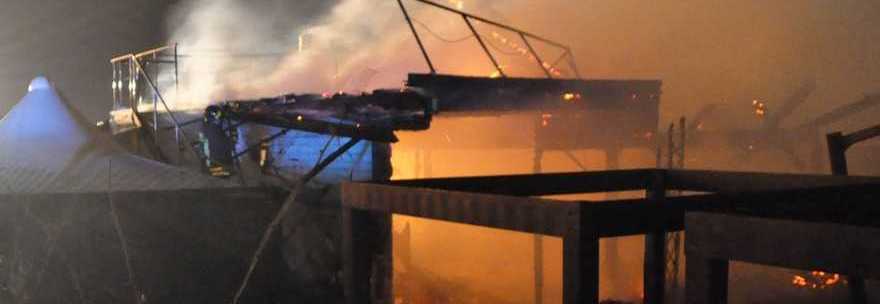 Incendio distrugge il chiosco Dadaumpa di Fiumicino, danni ingenti. Montino: 