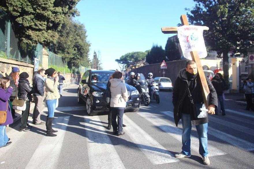 Idi, salta il tavolo: fiaccolata di protesta in Vaticano