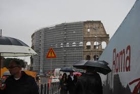 Pasqua sotto la pioggia: per Colosseo, Fori e musei è pienone
