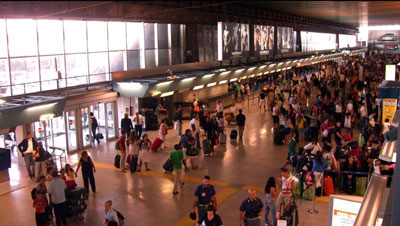 Aeroporti, file ai terminal di Fiumicino per l'esodo di ferragosto