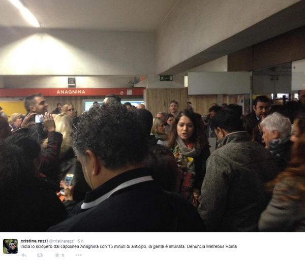 Caos scioperi, ancora un venerdì nero per Roma Occupati i vagoni della metro: linea A chiusa in anti...
