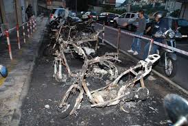 Casal Bertone, 11 scooter e un'auto in fiamme: nessuna ipotesi esclusa