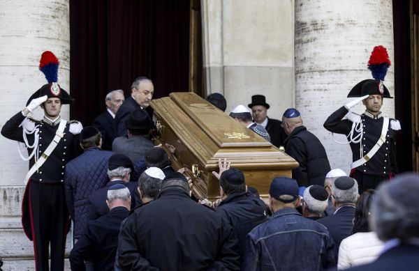 Toaff: in centinaia per il saluto in Sinagoga, nel pomeriggio funerali a Livorno. Papa: 