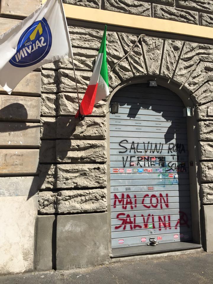 Salvini, scritte con il leader leghista sul muro della sede Ncs. Niente visita alla Garbatella