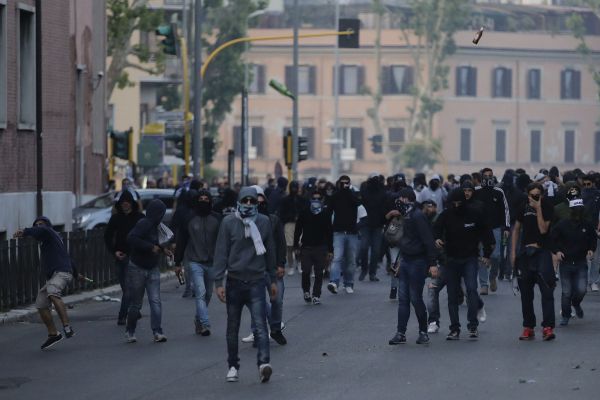 Derby, scontri all'Olimpico: accoltellati 2 romanisti Disordini a fine partita, cariche della polizi...