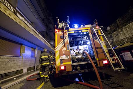 Spinaceto, incendio in una palazzina: salvate 4 persone