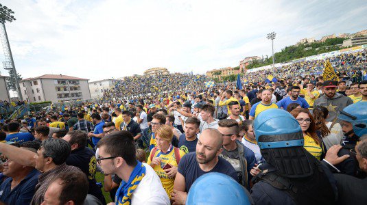 Cede una pensilina, grave un bimbo: tragedia alla festa per il Frosinone in Serie A