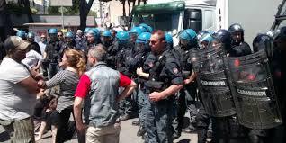 Torrevecchia, protesta anti sfratto: blocchi stradali e tensione con la polizia