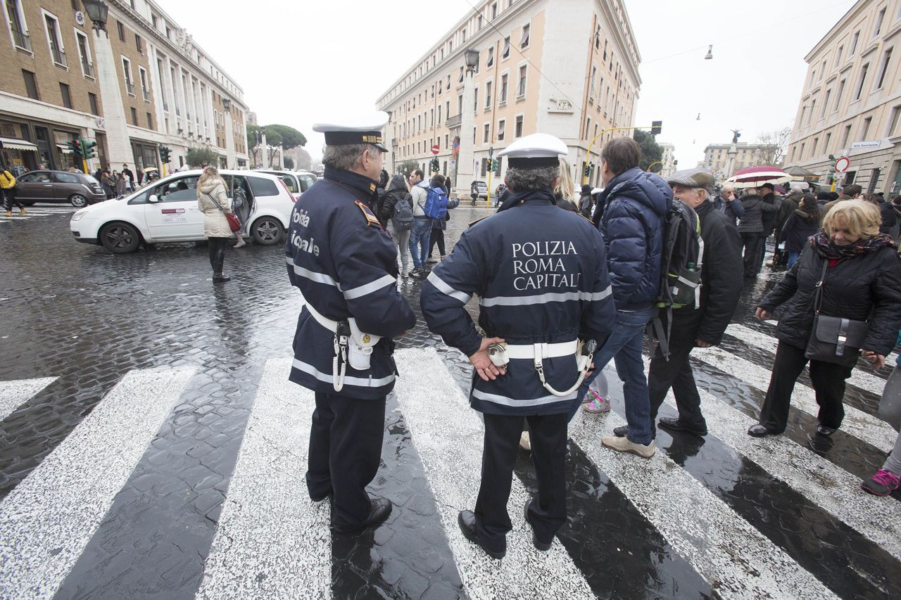 Abusivismo, vigili al lavoro a piazza Bologna e Tuscolana: 4mila pezzi sequestrato