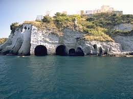 Isola di Ponza, turista francese cade dagli scogli delle grotte di Pilato: in salvo dopo 6 ore