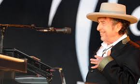 Bob Dylan si trasforma in menestrello tra le rovine di Roma
