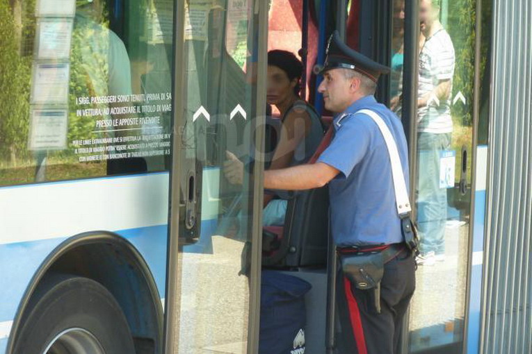 Sicurezza, controlli antiborseggio sui bus e al centro: 10 arresti