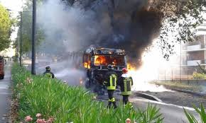 Genzano, bus in fiamme per un corto circuito: nessun ferito