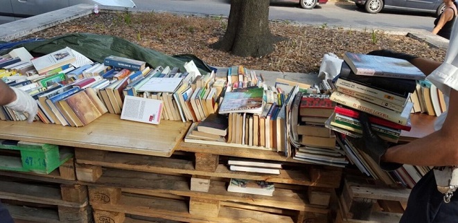 Ostia, libri su bancarelle abusive: 5mila volumi sequestrati