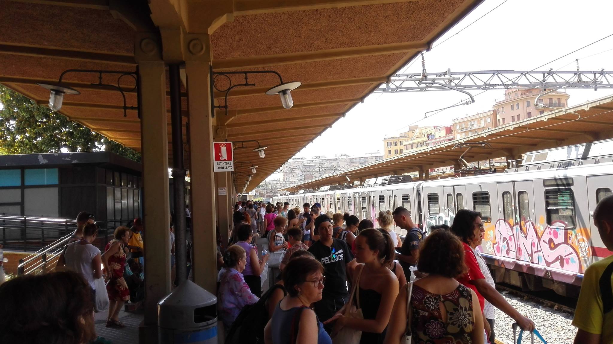 Roma-Lido, prima lo stop poi riattivata la linea. Malore su un treno: muore un 65enne