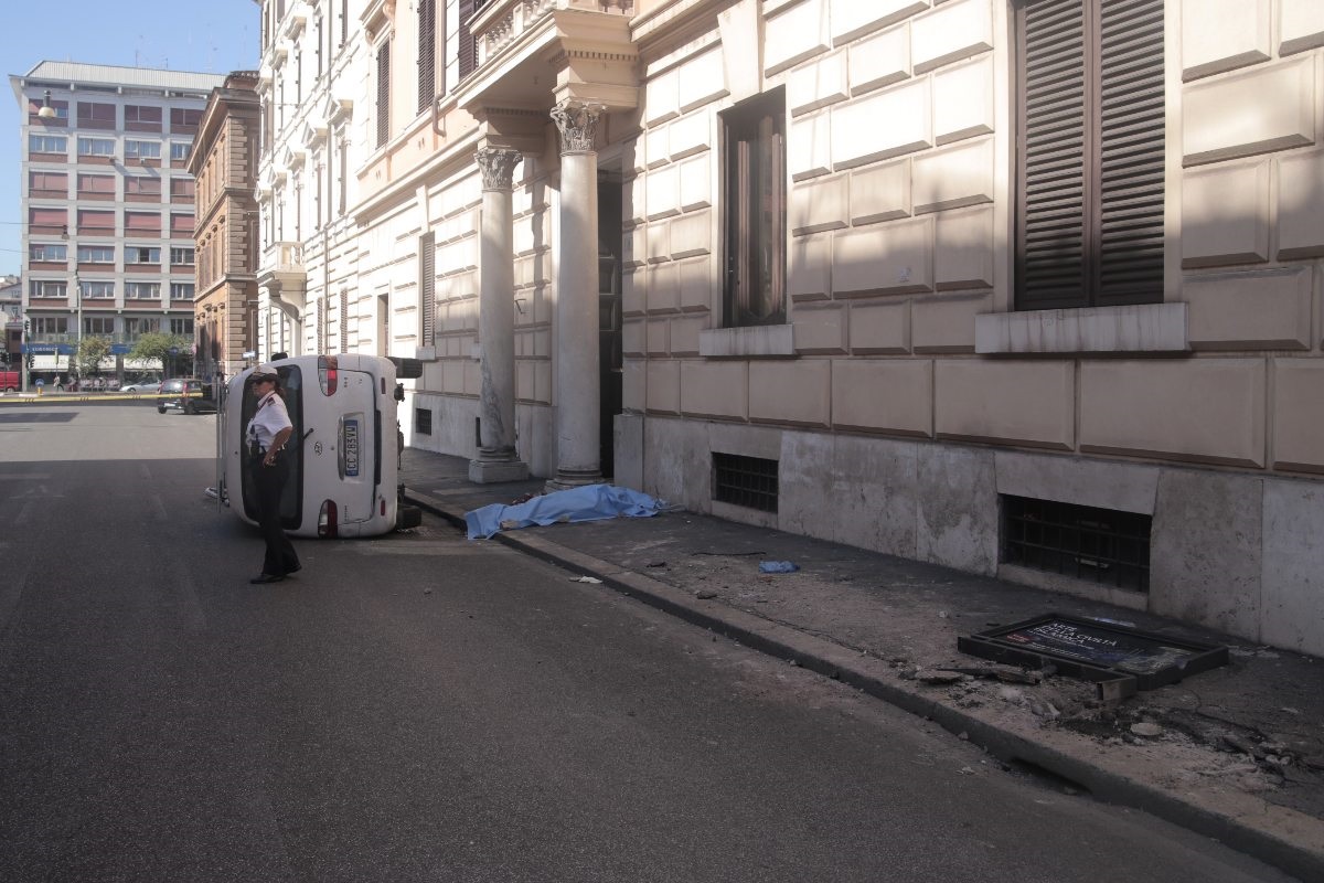 Piazza del Popolo, si ribalta un furgone: uccisa una donna mentre rientra dalla pausa pranzo