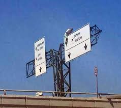 Fiumicino, sale su cartellone dell'aeroporto: 
