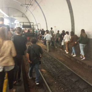 Trasporti, disagi sulla Roma nord: corse soppresse e utenti sui binari nel giorno dell'evasione zero...