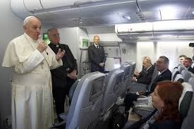 Marino, quel legame controverso con il Vaticano: dalla rincorsa a Bergoglio all'affondo del Papa