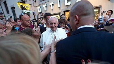 Papa Francesco a sorpresa dall'ottico: 