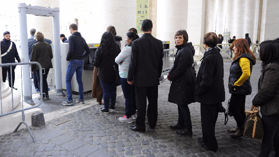 Terrorismo, San Pietro blindata per l'Angelus: lunghe file per entrare, in piazza 30mila fedeli