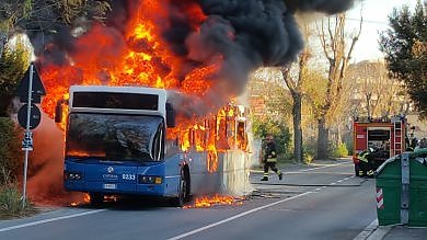 In fiamme bus Cotral a Fiumicino: tanta paura ma nessun ferito