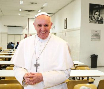 Giubileo, il Papa apre la porta dell'ostello della carità a Termini