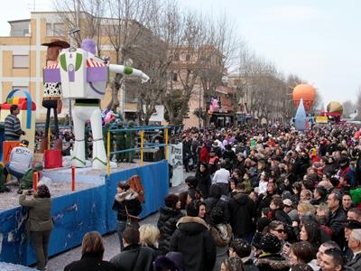 Carnevale, a Fiumicino sfilano i carri allegorici