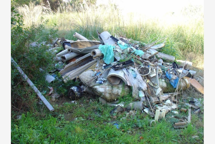 Latina, rifiuti speciali in due aree dei giardini di Ninfa: sequestrate