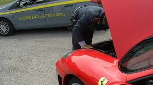 Frosinone, la finanza pizzica imprenditore evasore con la Ferrari in garage