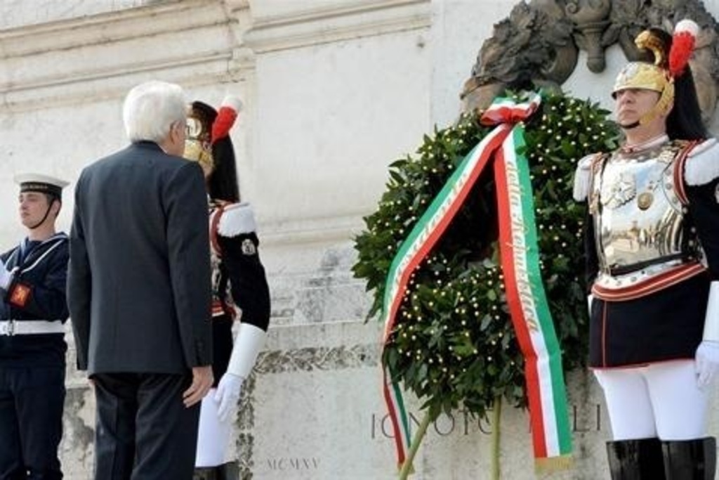 25 Aprile, Mattarella e Renzi all'Altare della Patria. La comunità ebraica diserta il corteo