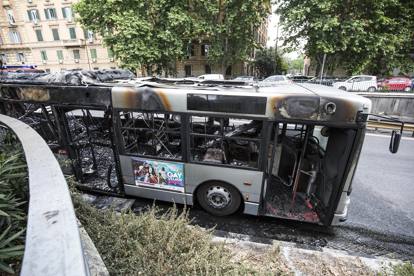 Bus prende fuoco su Muro Torto,sfiorata la strage