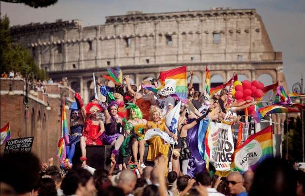 Oggi a Roma il Gay Pride: sfila l'orgoglio omosessuale. In 700mila sui carri arcobaleno