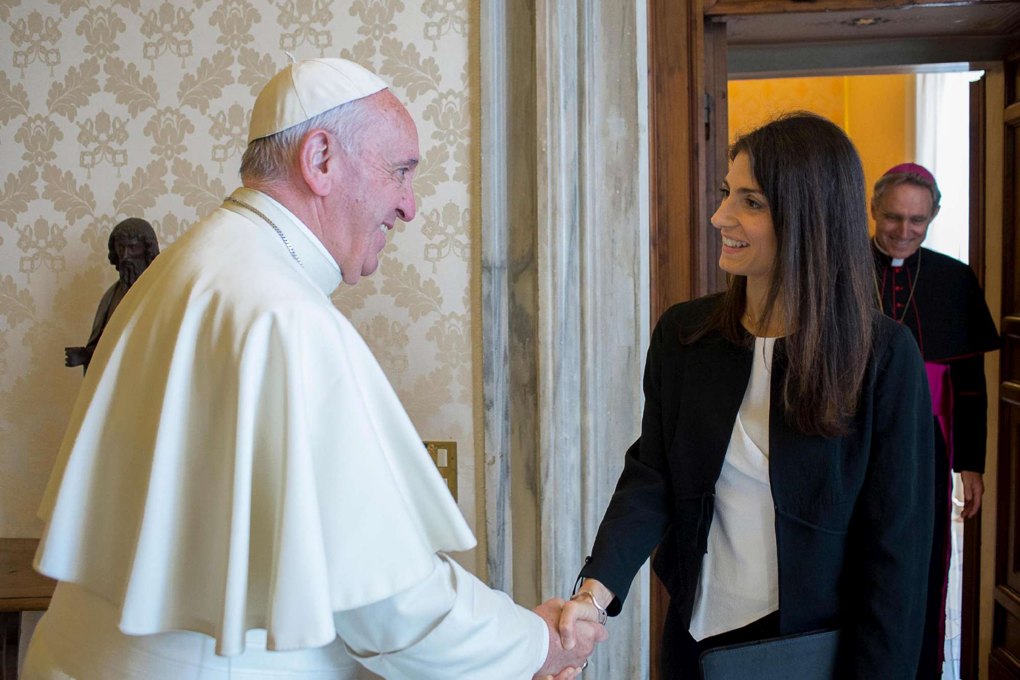 Virginia Raggi dal Papa: in dono la voce degli ultimi