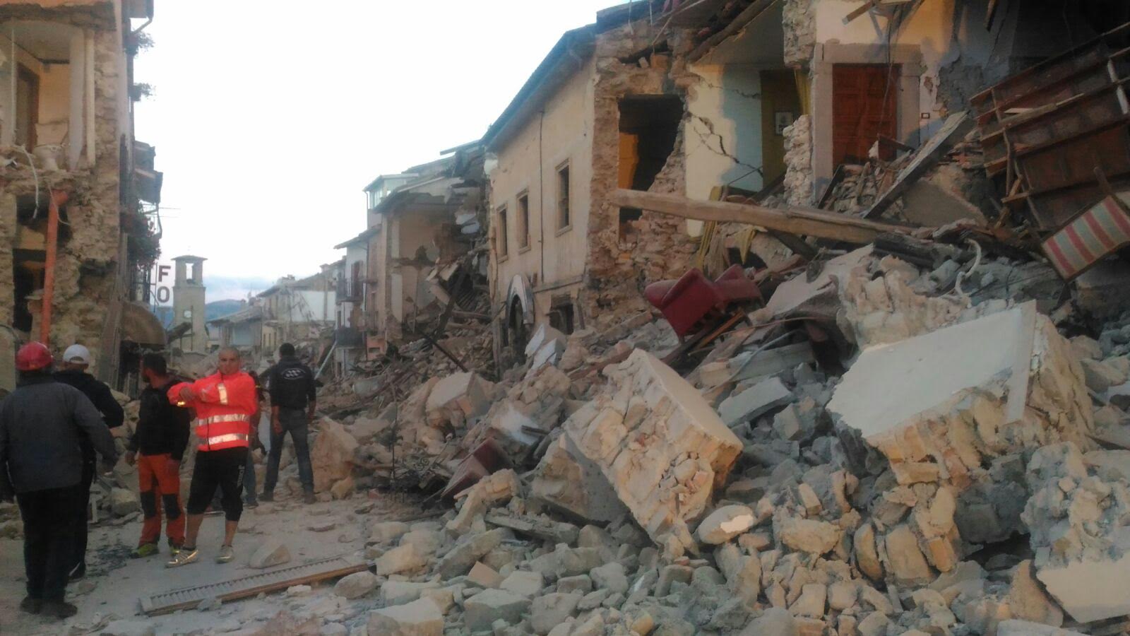 Forte terremoto tra Lazio e Marche, 21 morti ma si scava tra le macerie. Amatrice, Arquata e Pescara...