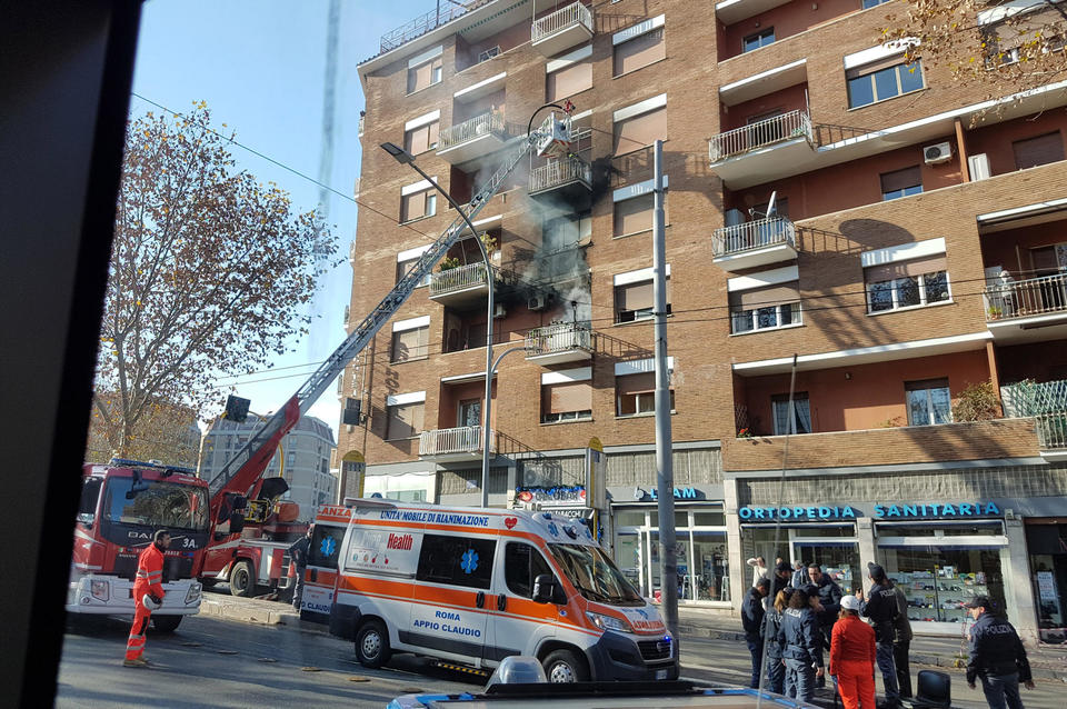 Incendio nella casa di Isabella Biagini, palazzo evacuato: doveva essere sfrattata