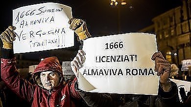 La protesta dei licenziati di Almaviva durante la sfilata dei re Magi
