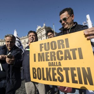 Ambulanti in piazza a Roma: “Subito il blocco dei nuovi bandi”