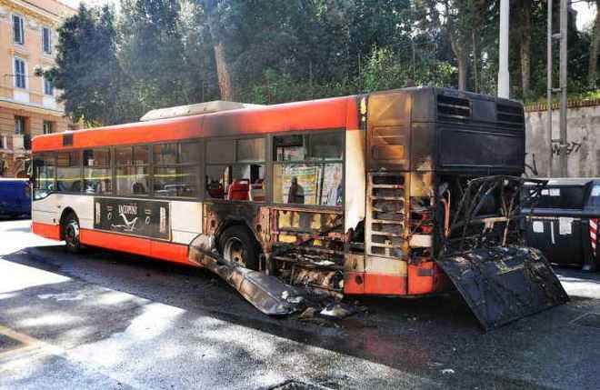 TUSCOLANA - Un altro bus prende fuoco